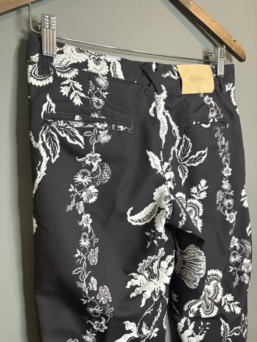 Rhythm Black White Floral Cropped Pants Slim Fit Size 2 - Picture 7 of 10